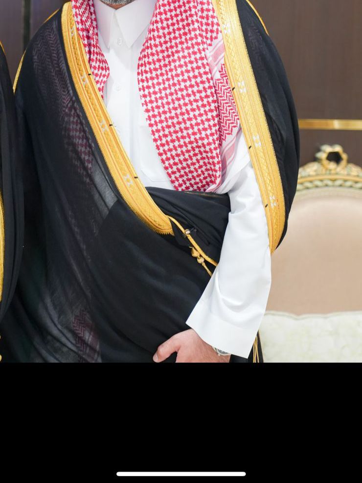 تفاصيل البشت الأسود والزري الذهبي