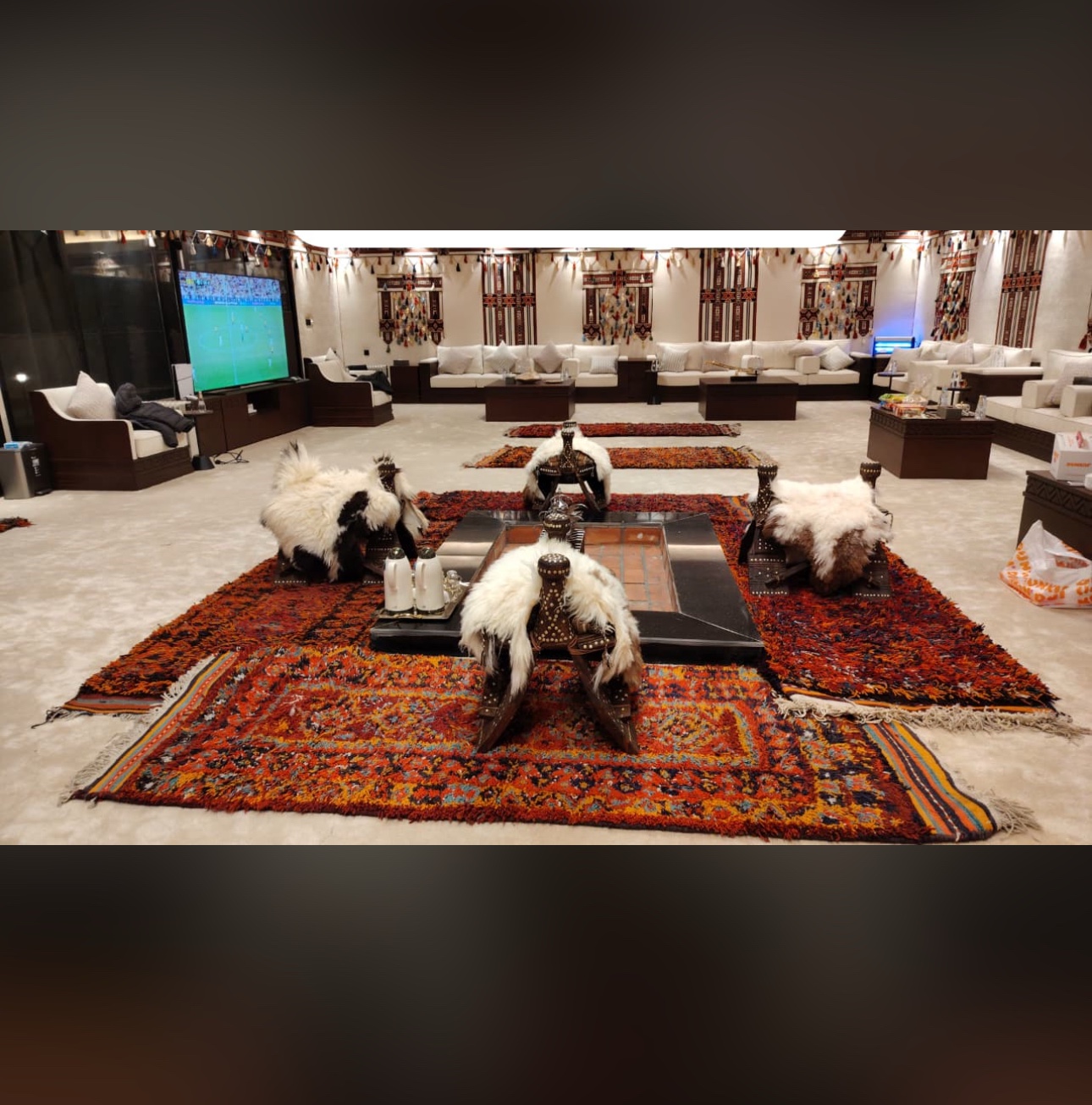 مجلس واسع تتوسطه شدادات وسجاد تراثي